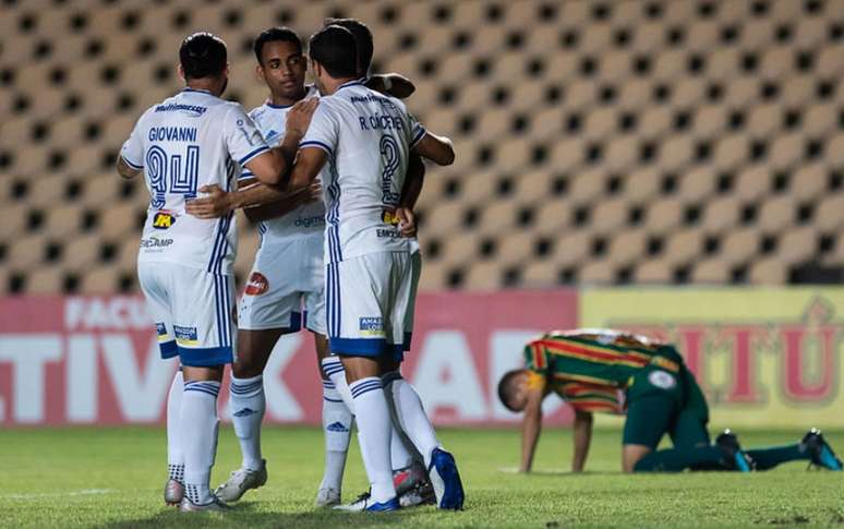 Foi no "sufoco" a vitória da Raposa no Maranhão, que deixou o time mais longe da zona do rebaixamento-(Foto: Bruno Haddad/Cruzeiro)