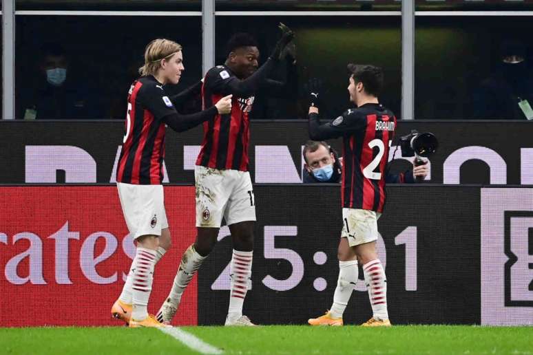 Milan não pode ser alcançado na rodada e continua na liderança do Italiano (Foto: MIGUEL MEDINA / AFP)