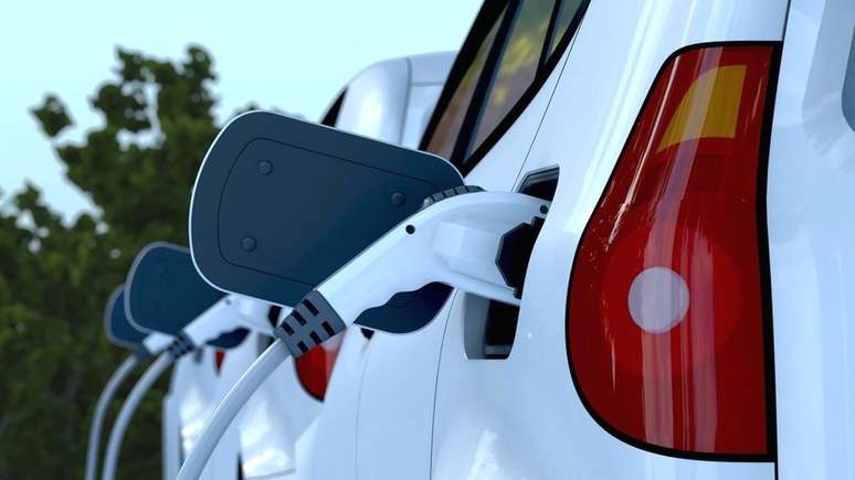 Os carros el&eacute;tricos v&ecirc;m ganhando espa&ccedil;o no mercado automobil&iacute;stico