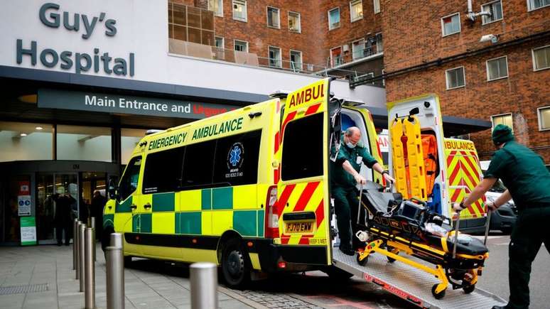 Ambulância chegando ao Guy's Hospital, em Londres