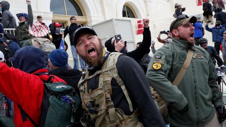 De acordo com um fotógrafo da agência Reuters, alguns apoiadores de Trump que invadiram o Capitólio falaram em querer encontrar Pence para enforcá-lo