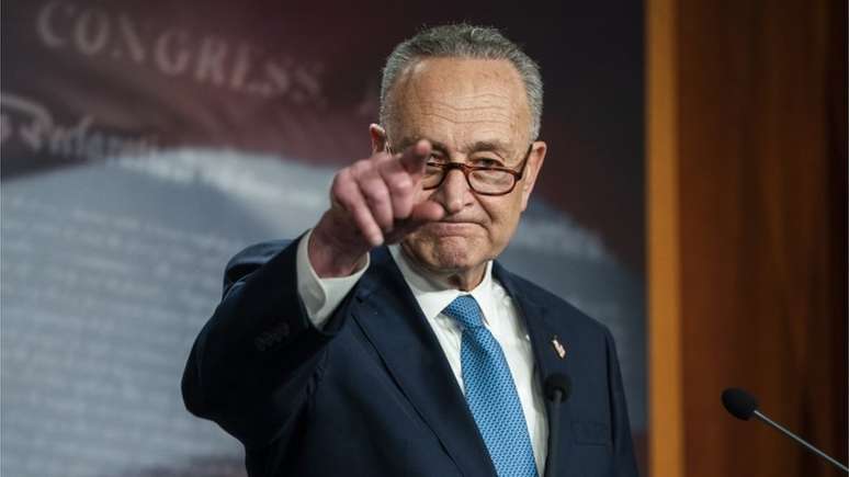 Chuck Schumer, líder da bancada democrata no Senado, diz que Pence deveria invocar a 25ª Emenda para tirar Trump do poder