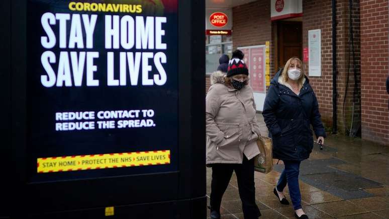 Em nova campanha, governo pede que pessoas ajam 'como se tivessem o vírus'