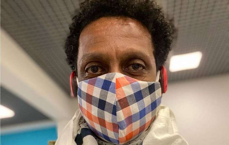 O ator e comediante Luis Miranda de máscara para prevenir o novo coronavírus