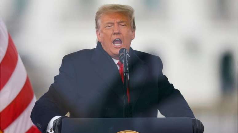 Trump convocou seus seguidores a marcharem at&eacute; o Capit&oacute;lio em 6 de janeiro, o que alguns consideram um incitamento &agrave; viol&ecirc;ncia