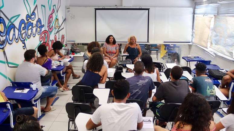 Aula do cursinho Estudando Para Vencer, tirada antes da pandemia; neste ano, dos 55 alunos matriculados no curso, só seis continuaram assistindo às aulas online