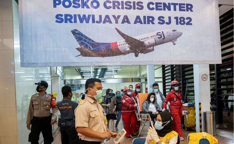 Centro de crise no aeroporto de Jacarta: familiares esperam com apreensão por notícias