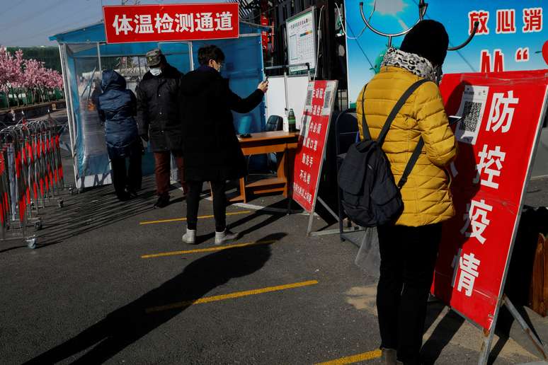 Pessoas escaneia QR code para checar condição de saúde na entrada de mercado em Pequim
11/01/2020 REUTERS/Tingshu Wang