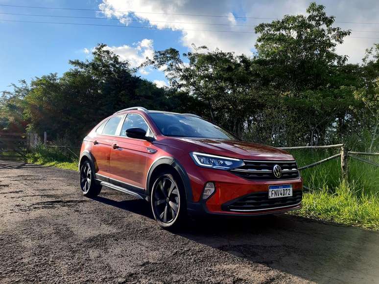 Volkswagen Nivus, o lançamento mais quente de 2020, numa bela cena no entardecer na região de Londrina.