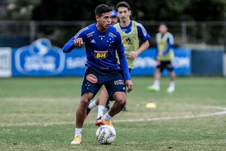 Jadsom tem sido utilizado por Felipão e sua falta no treino gerou especulações de uma possível saída do clube-(Gustavo Aleixo/Cruzeiro)