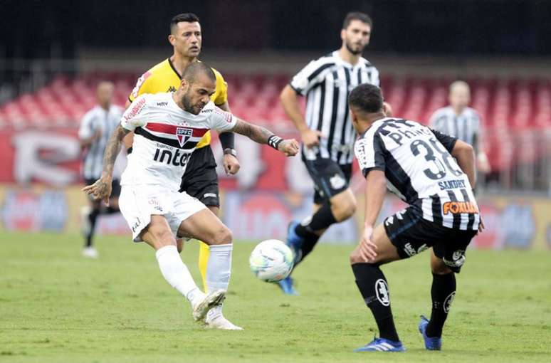 Daniel Alves não vive bom momento no time do São Paulo (Foto:Flickr/São Paulo)