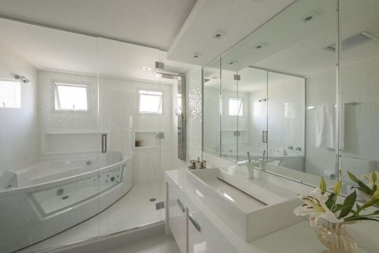 39. A estrutura desse chuveiro cromado se destaca pelo tamanho. Projeto por &Eacute;rica Salguero