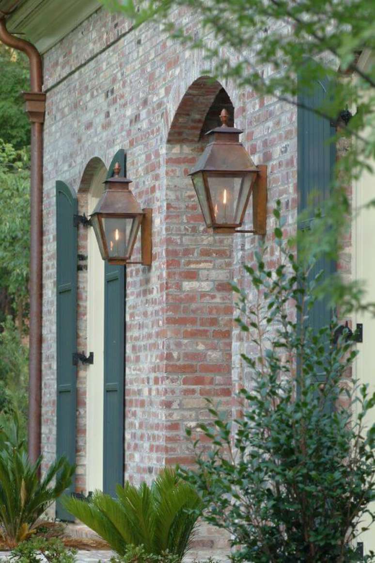 41. Arandela r&uacute;stica estilo colonial &ndash; Via: Carolina Lanterns e Lighting