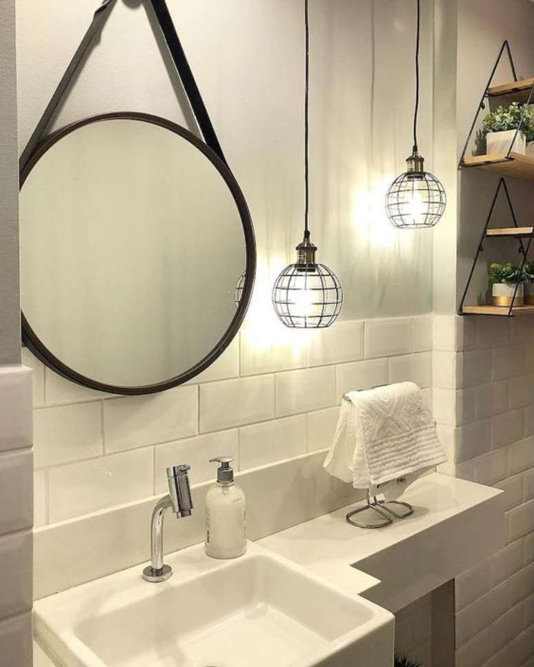 42. Banheiro com arandela r&uacute;stica de ferro &ndash; Via: Pinterest