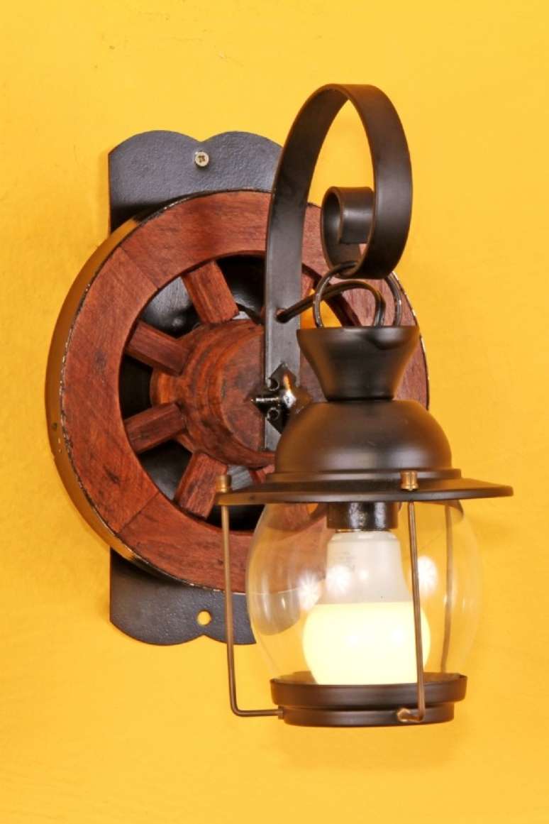 10. Escolha uma linda arandela r&uacute;stica na sala &ndash; Via: M&oacute;veis Armazem Brasil