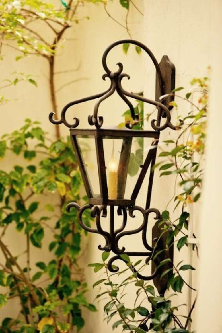 21. Arandela r&uacute;stica feita de ferro &ndash; Via: Laura Lee Design