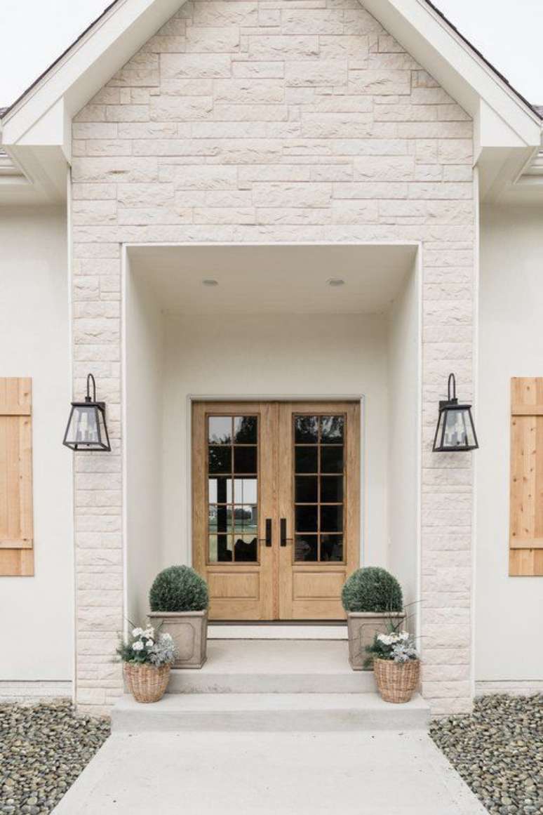 27. Ilumine a entrada de casa com arandela r&uacute;stica &ndash; Via: Hunker