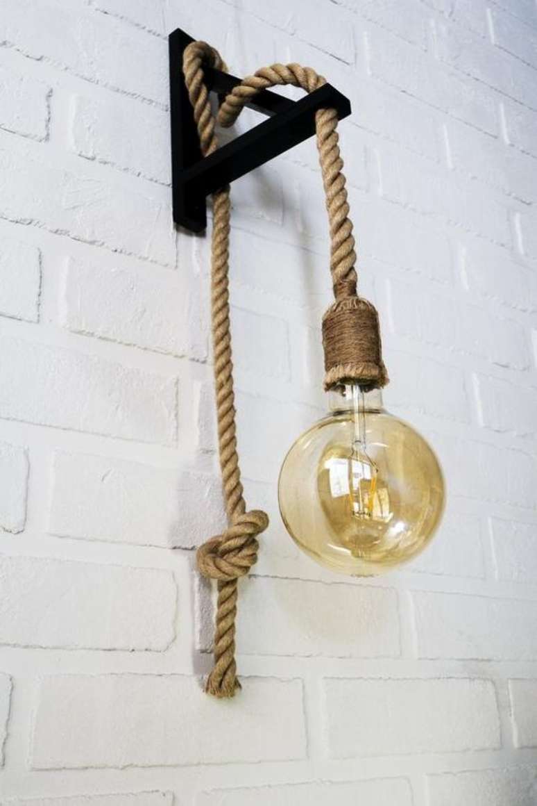 29. Arandela r&uacute;stica feira com l&acirc;mpadas &ndash; Via: Etsy