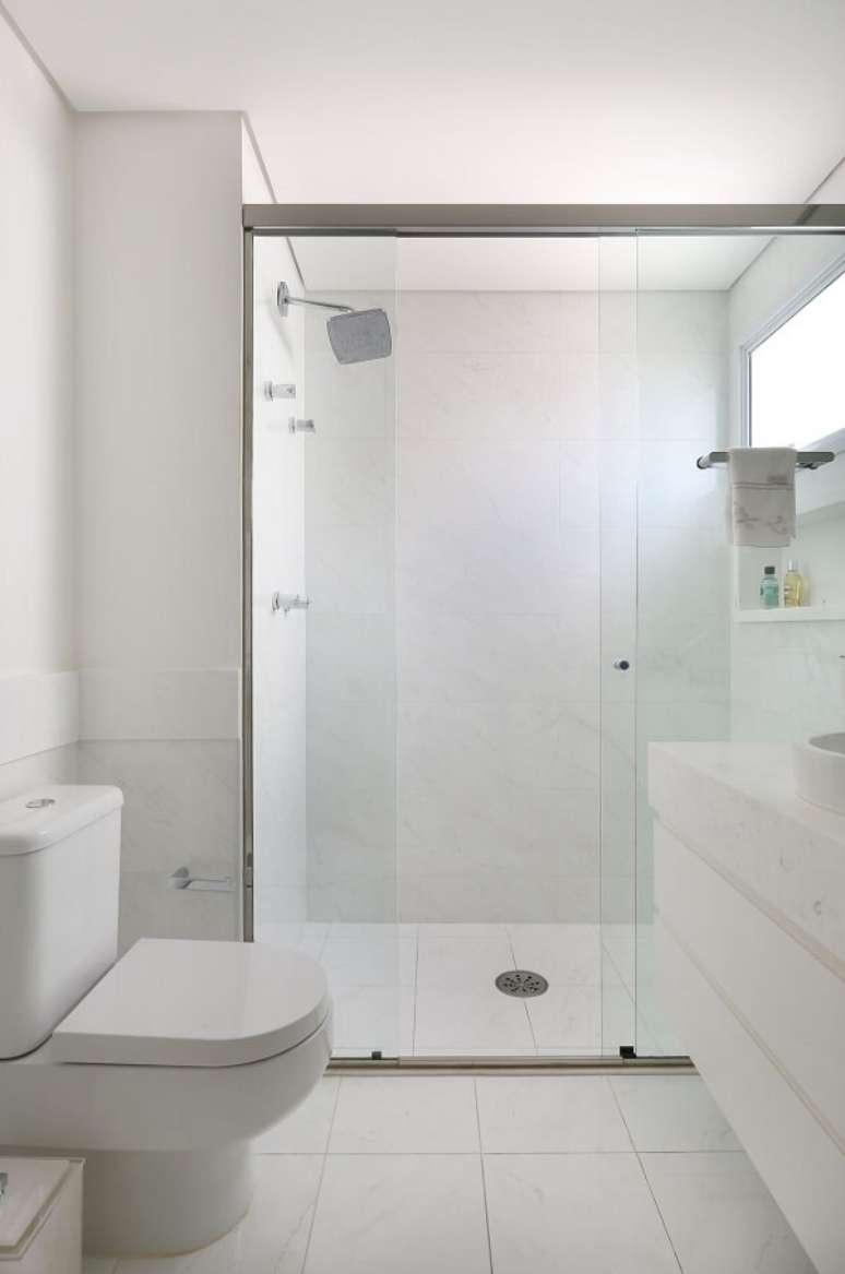 36. Banheiro clean com chuveiro cromado quadrado. Projeto por Karen Pisacane