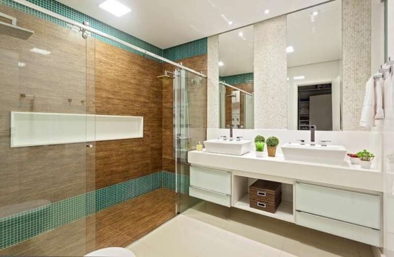 24. Banheiro grande com pastilha verde e chuveiro cromado quadrado. Projeto por Laura Santos