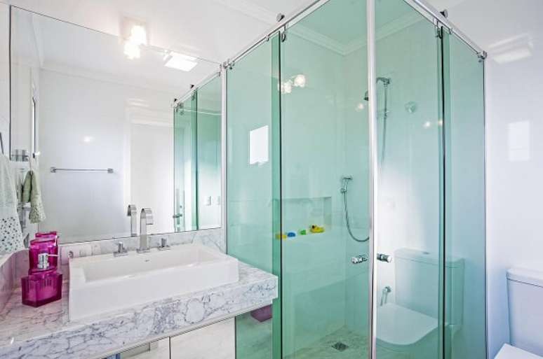 22. Box de vidro com chuveiro el&eacute;trico cromado. Projeto por Patr&iacute;cia Azoni