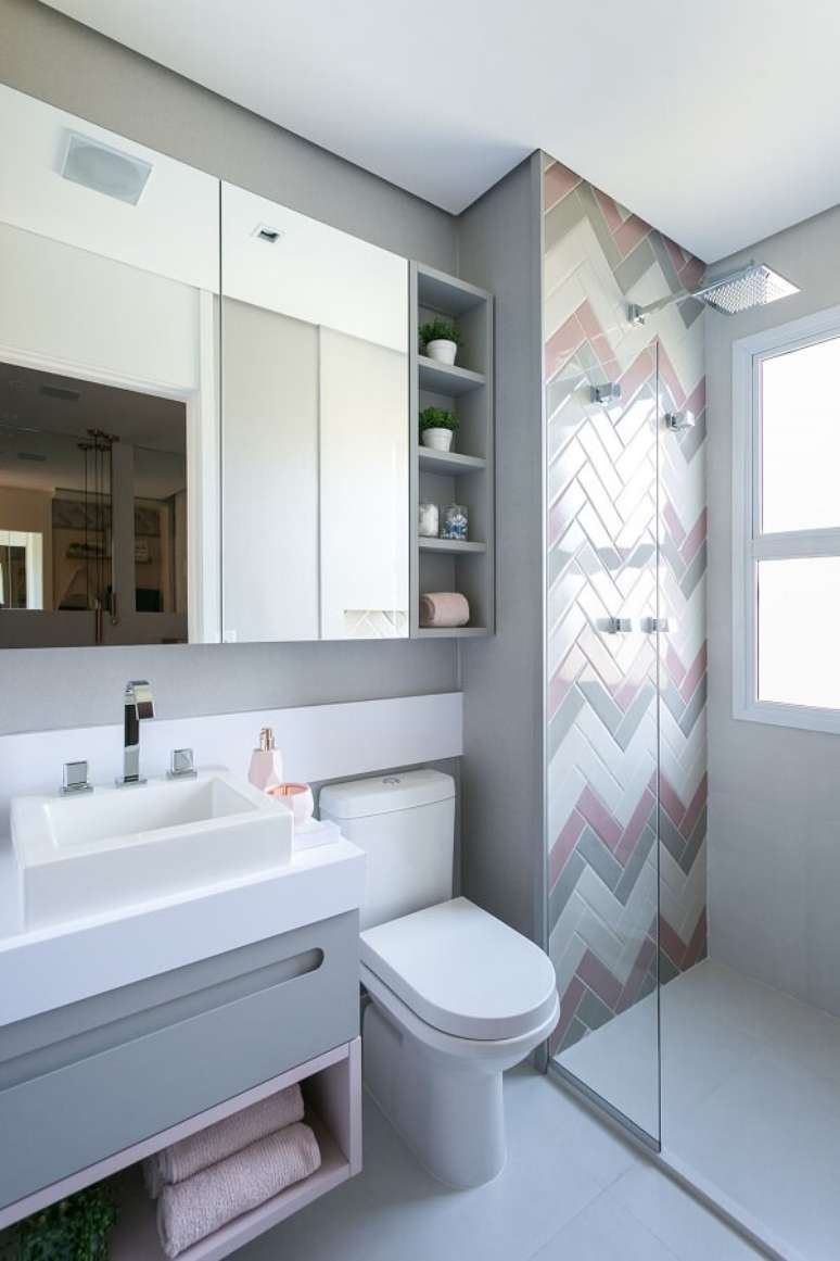 8. O chuveiro cromado quadrado se destaca na parede de azulejo colorida. Projeto por Sharon Fliter Arquitetura e Interiores