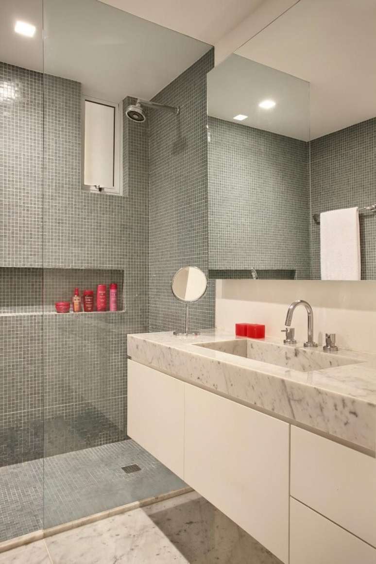10. O chuveiro elétrico cromado passa quase despercebido na decoração desse banheiro. Projeto por Todo Dia Arquitetura