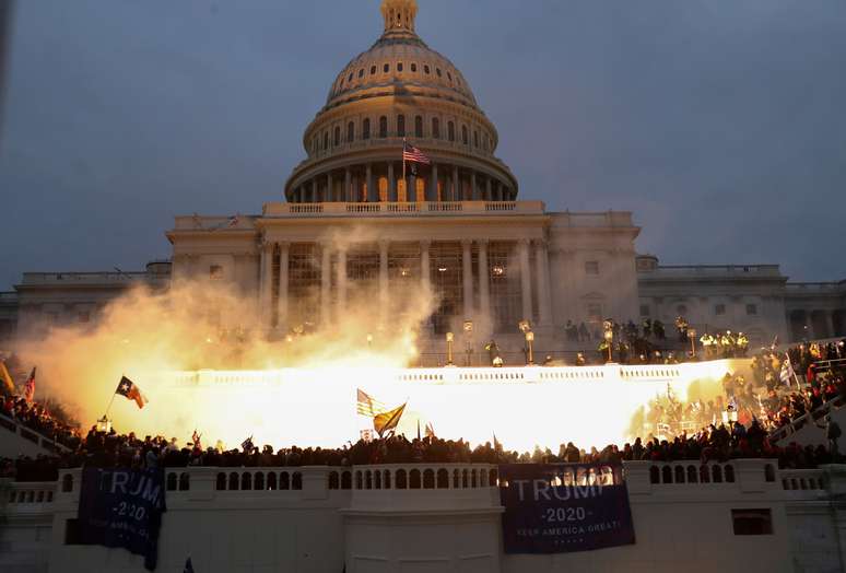 Apoiadores de Trump invadem prédio do Congresso dos EUA em Washington
06/01/2020 REUTERS/Leah Millis