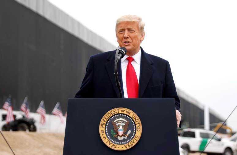 O presidente dos Estados Unidos, Donald Trump, visita zona do muro com o México em Alamo, Texas. 12/01/2021. REUTERS/Carlos Barria. 