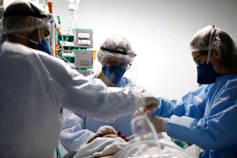 Paciente com Covid-19 é tratado em UTI em hospital em Porto Alegre
19/11/2020
REUTERS/Diego Vara