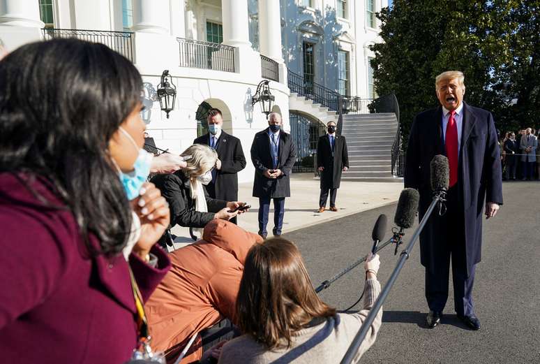 Presidente dos EUA, Donald Trump, fala a jornalistas antes de viajar para o Texas
12/01/2021
REUTERS/Kevin Lamarque