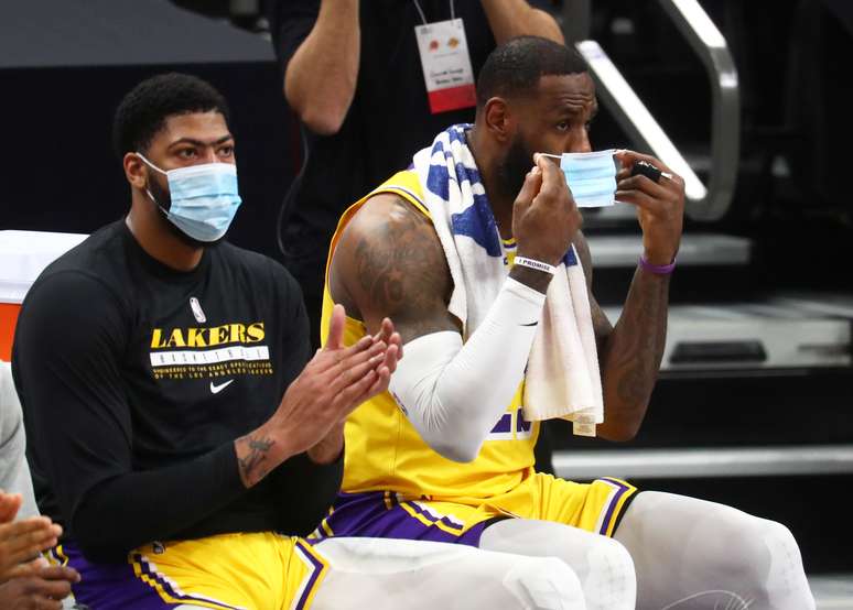 Anthony Davis (e), sentado ao lado de Lebron James, tem desfalcado o Los Angeles Lakers por causa de lesão muscular
18/12/2020
Mark J. Rebilas-USA TODAY Sports
