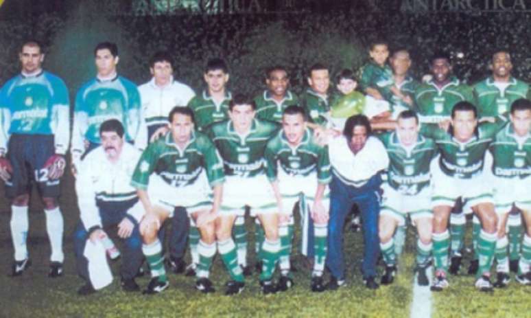 Esquadrão do Verdão de 1999. Agnaldo é o terceiro jogador de linha na fileira superior, da esquerda para a direita, ao lado de César Sampaio (Foto: Divulgação/Palmeiras)