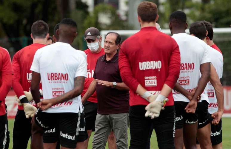 Muricy Ramalho conversou com o elenco do São Paulo nesta terça-feira (Foto: Rubens Chiri / saopaulofc)