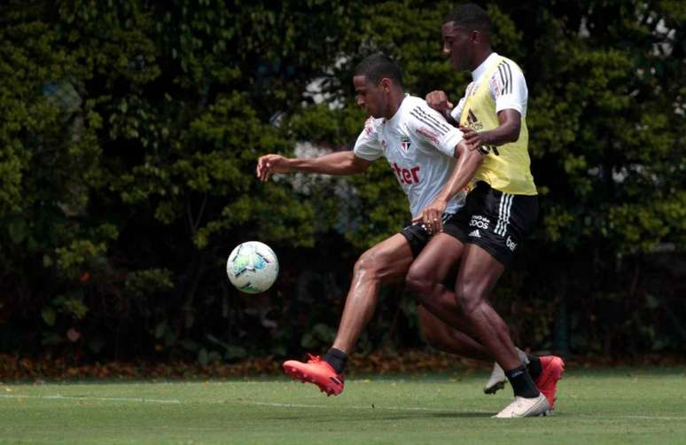 Bruno Alves deve voltar ao time contra o Athletico (Foto: Rubens Chiri/saopaulofc)