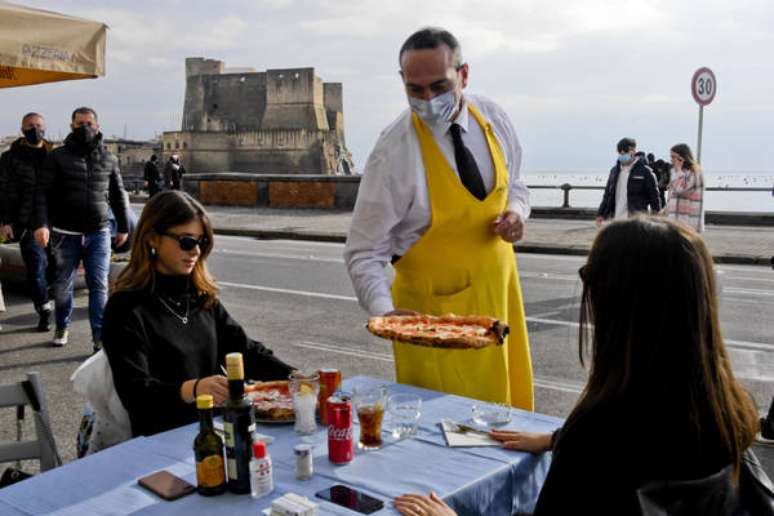 Restaurante na orla de Nápoles, no sul da Itália