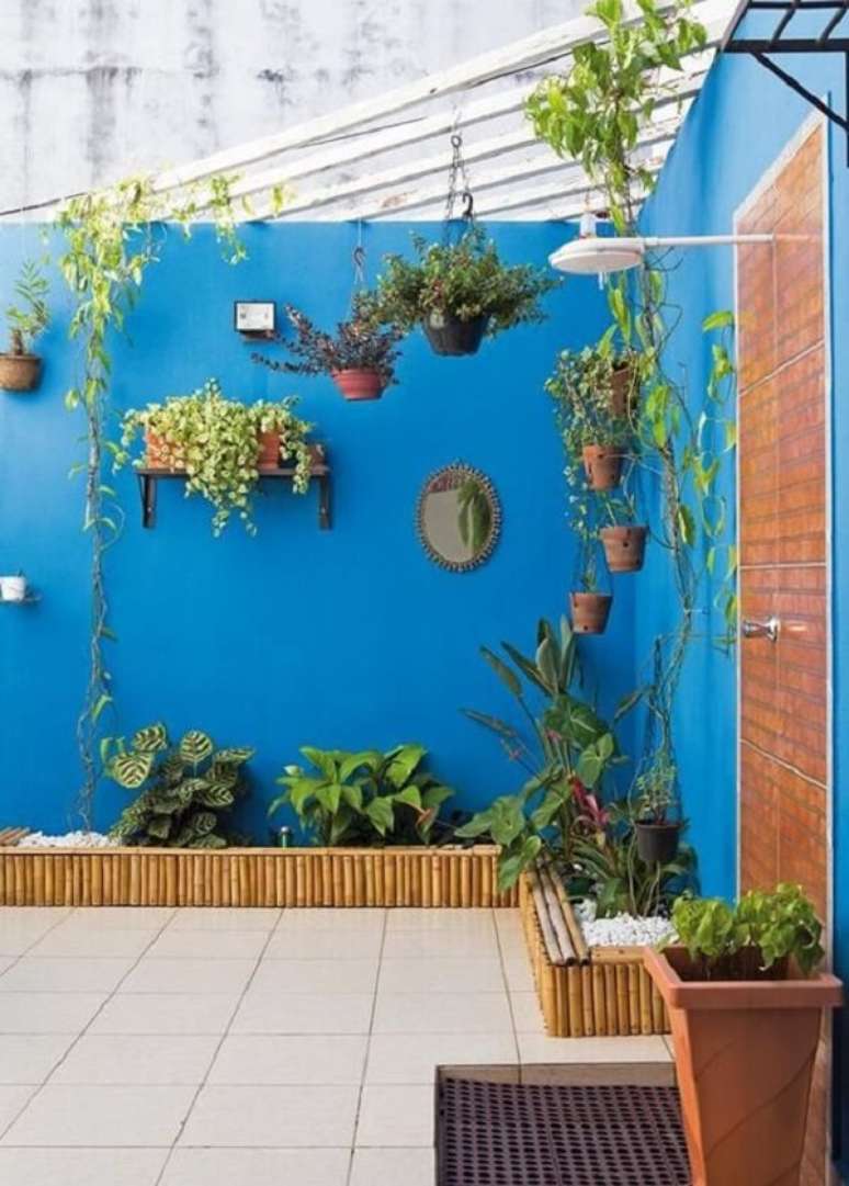 13. A decoração de muro externo em tom de azul traz alegria para o quintal. Fonte: Habitissimo