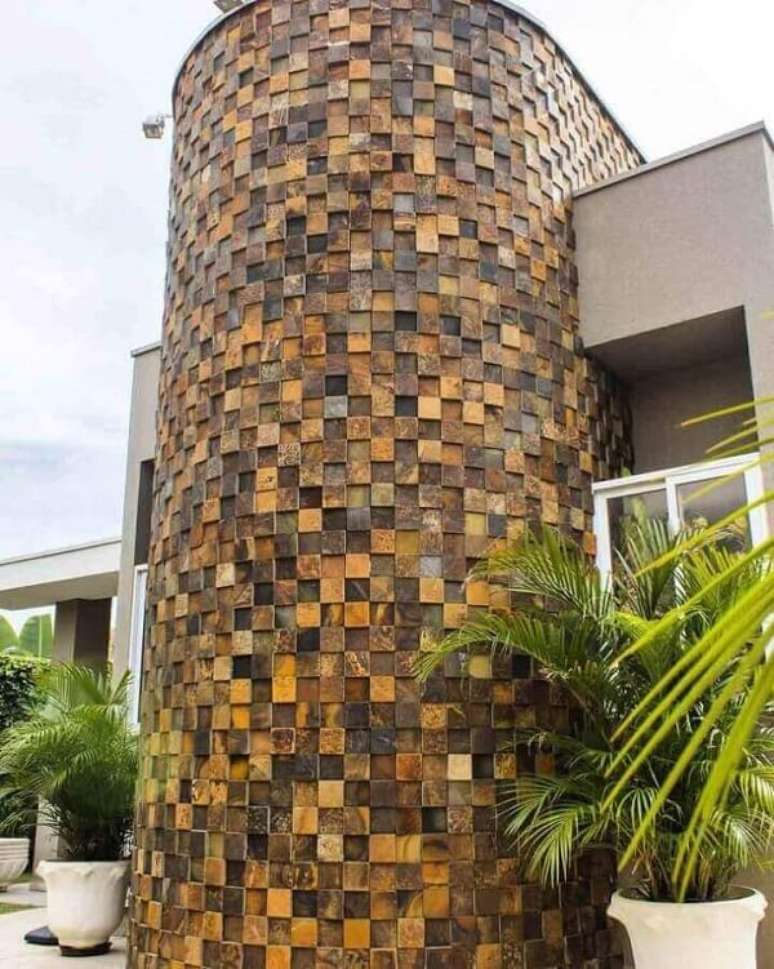 16. Aproveite todas as vantagens que o revestimento pedra ferro oferece e construa muros com pedras decorativas. Fonte: Invento Arquitetura