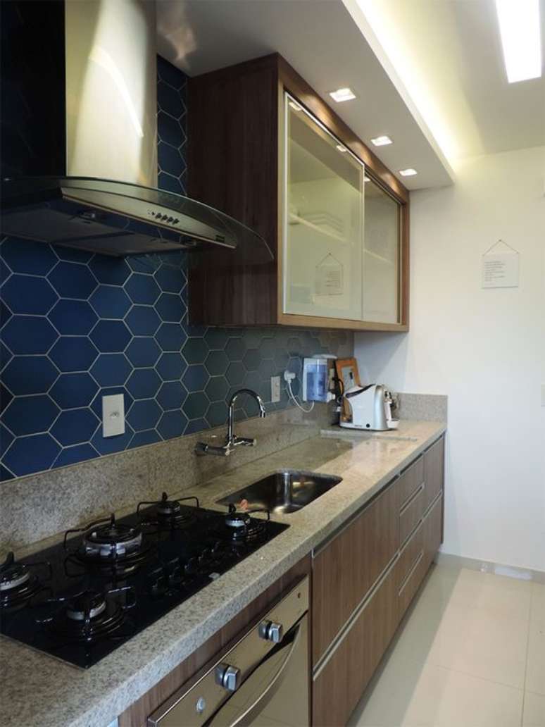 24. Cozinha com revestimento hexagonal azul – Via: Casinha Arrumada