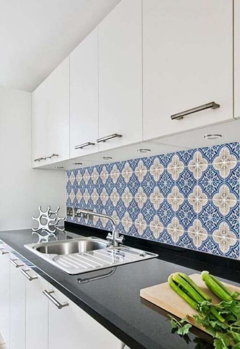 26. Cozinha decorada com armário brancos e azulejo azul – Via: Pinterest