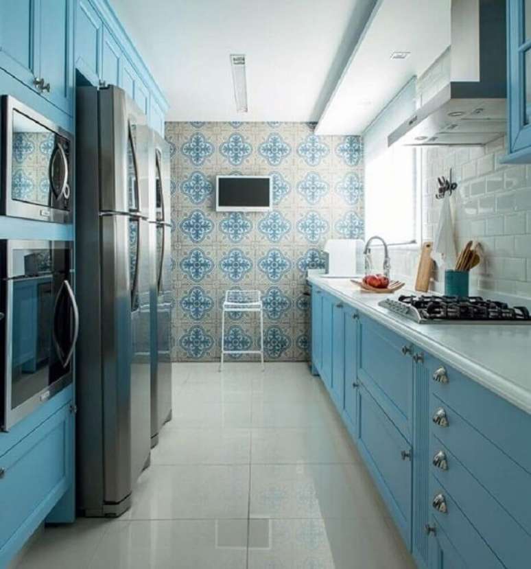 27. Decoração com azulejo estampado e armário de cozinha azul – Via: Beyato