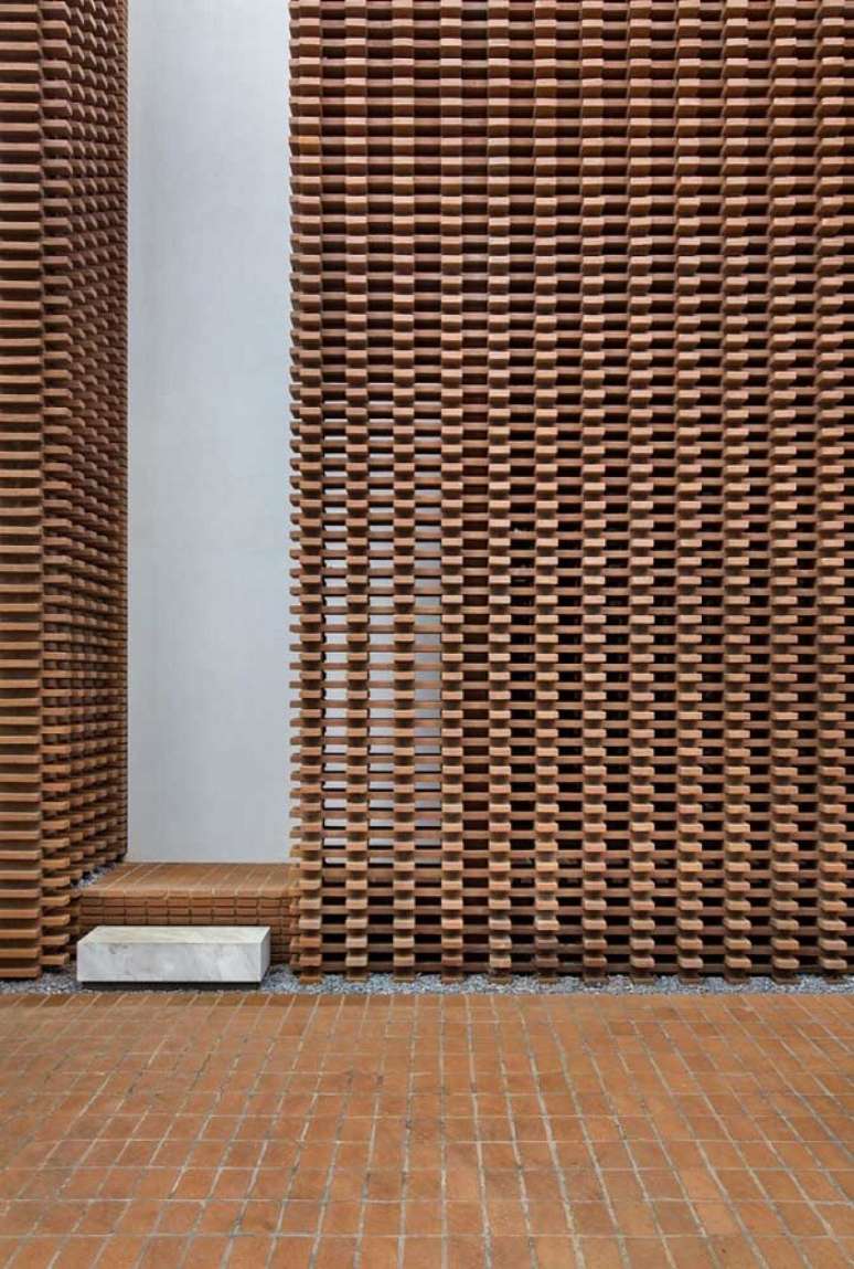 24. Decoração de muro com peças de madeira criando um visual vazado. Fonte: Pinterest