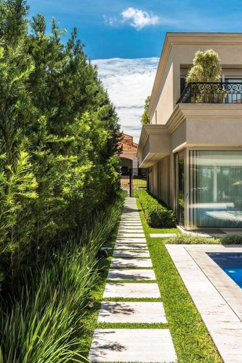 25. Decora&ccedil;&atilde;o de muro externo com diversas plantas. Fonte: Pinterest