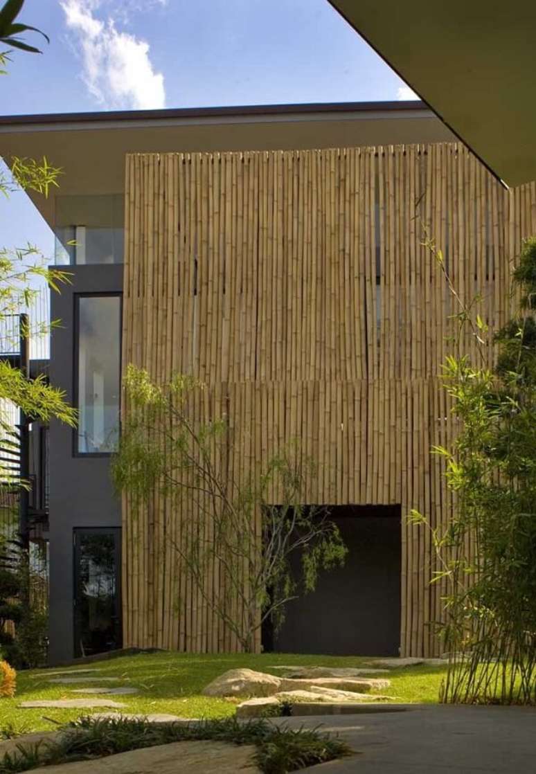 26. Decora&ccedil;&atilde;o de muro externo com filetes de bambu. Fonte: Pinterest