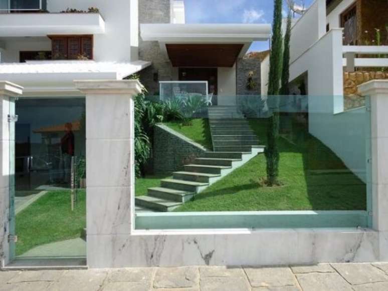 27. Decora&ccedil;&atilde;o de muro externo com vidro. Fonte: Pinterest