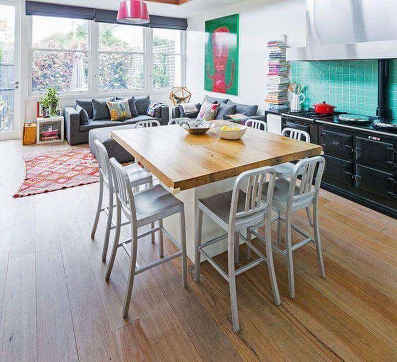 31. Pontos de cor ajudam a deixar a casa conceito aberta mais descontraída – Foto: Stamp Interiors