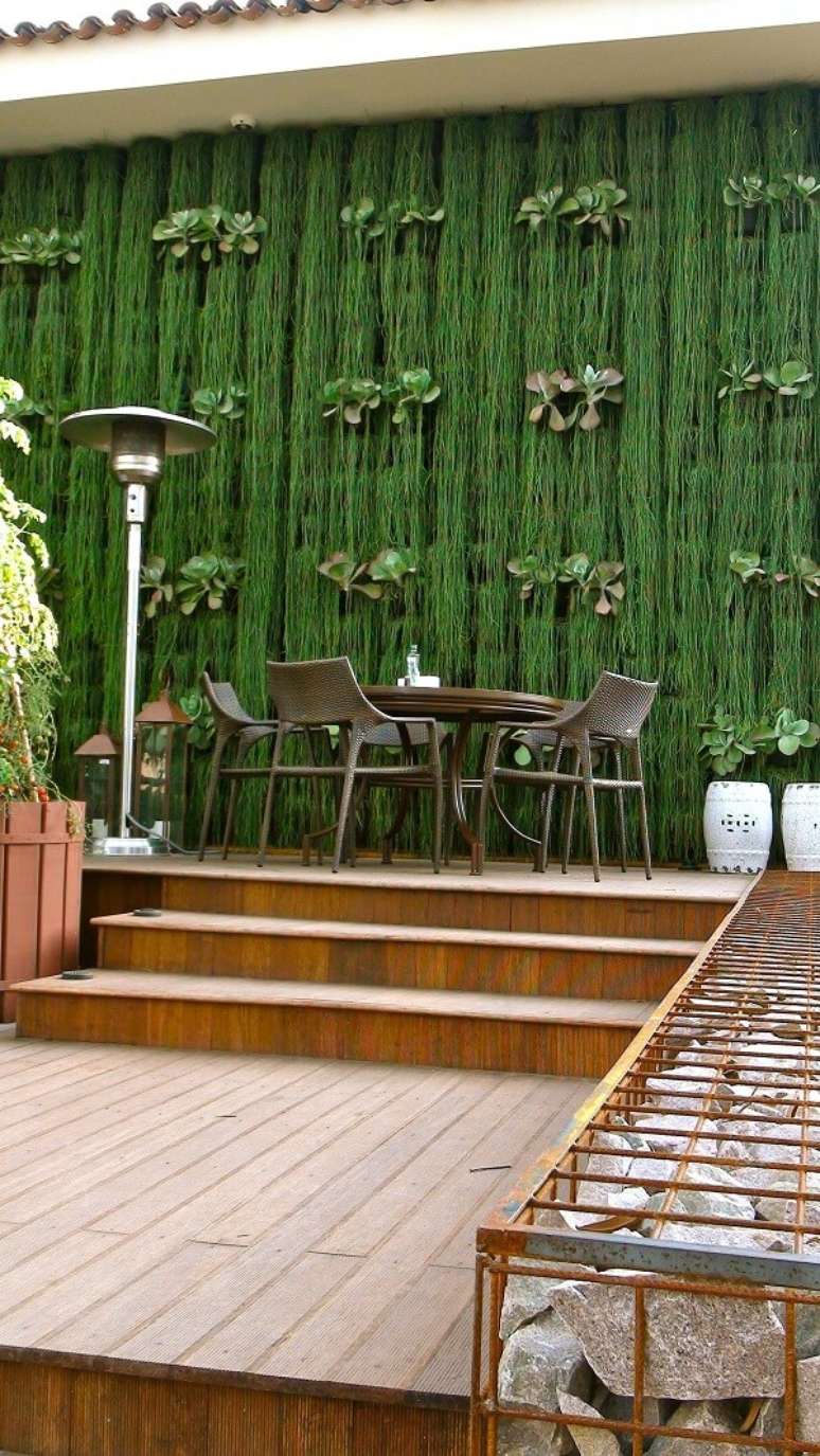 32. Mescle diferentes esp&eacute;cies nos muros decorados com plantas. Fonte: Pinterest