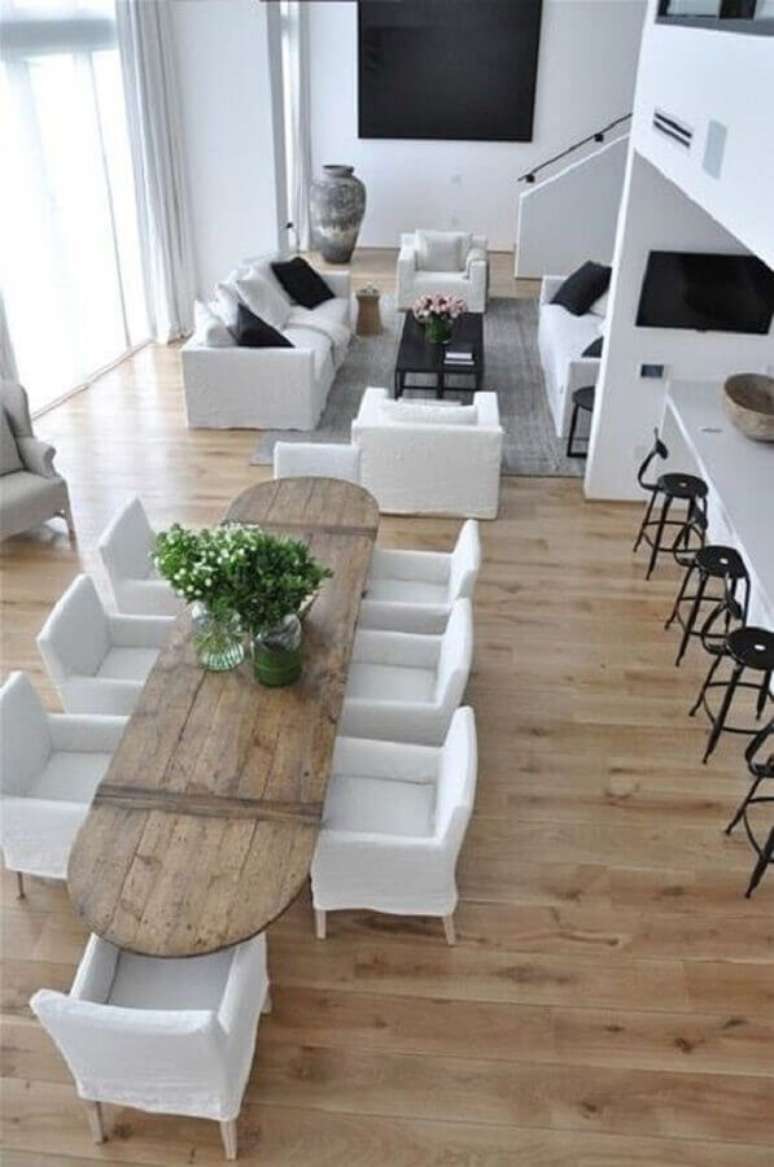 37. Decoração clean para casa conceito aberto grande com detalhes em madeira e branco – Foto: Constance Zahn