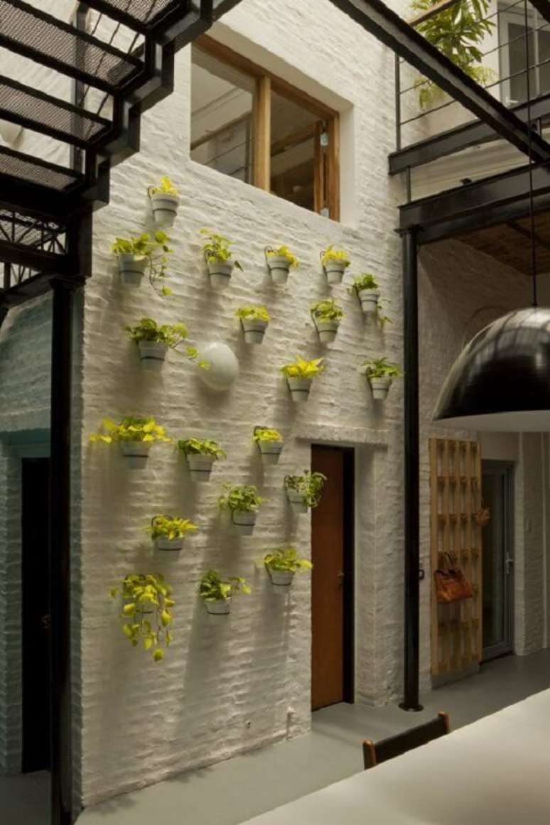 38. Muro interno decorado com vasos de plantas. Fonte: Pinterest