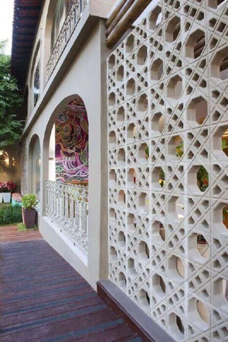 42. Muros decorados com cobog&oacute; de concreto s&atilde;o uma garantia de uma fachada moderna. Fonte: Paola Bassani Louzada